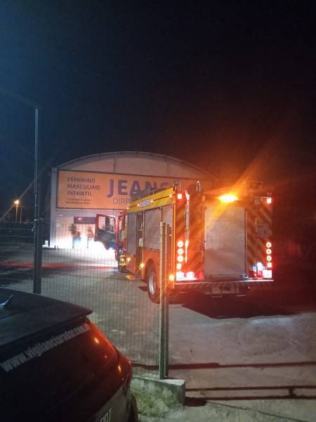 Içara: bombeiros combatem incêndio em loja de jeans na SC-445 — foto 1