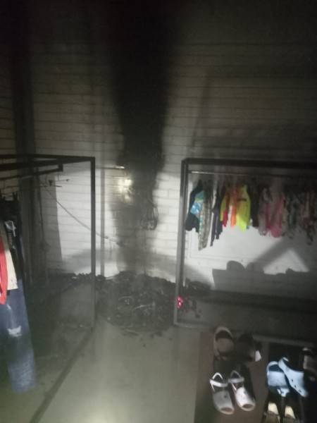 Içara: bombeiros combatem incêndio em loja de jeans na SC-445 — foto 2