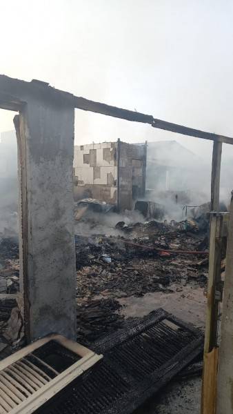 Incêndio destrói casa e carro em Balneário Gaivota — foto 1