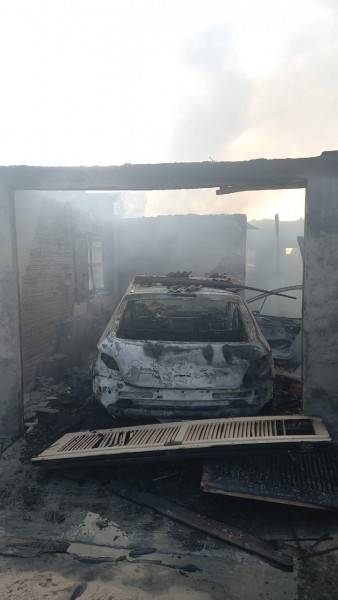 Incêndio destrói casa e carro em Balneário Gaivota — foto 2