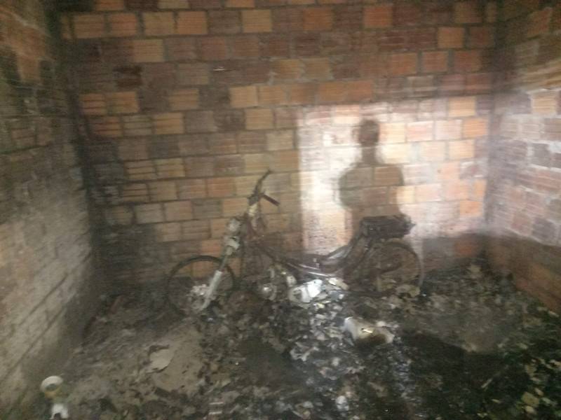 Incêndio destrói edícula em Criciúma e morador conta com ajuda de vizinhos para controlar fogo — foto 1