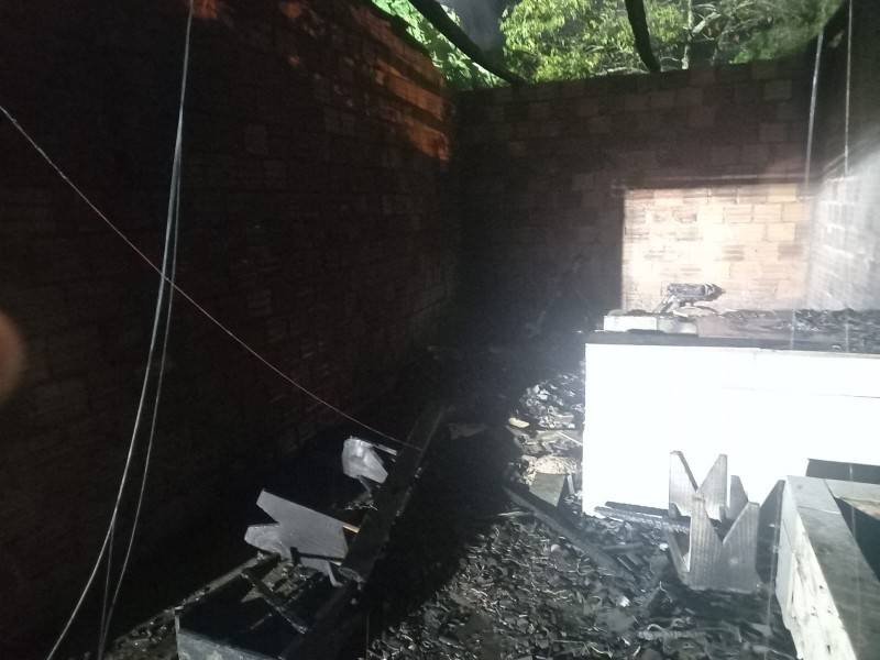 Incêndio destrói edícula em Criciúma e morador conta com ajuda de vizinhos para controlar fogo — foto 2