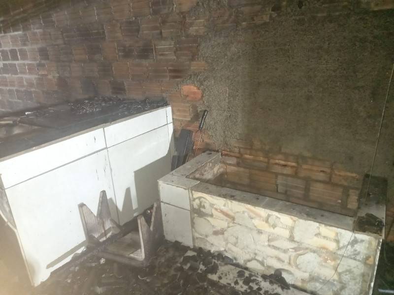 Incêndio destrói edícula em Criciúma e morador conta com ajuda de vizinhos para controlar fogo — foto 4