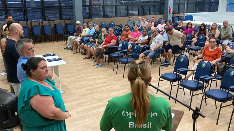 Governo de Içara entrega 32 escrituras para moradores dos bairros Lombas e Esplanada — foto 1