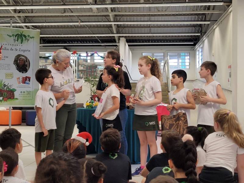 Alunos do 2º ano do Colégio Satc participam de contação de histórias com escritora — foto 1