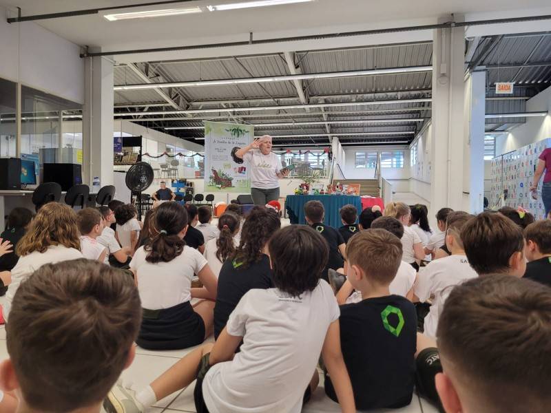Alunos do 2º ano do Colégio Satc participam de contação de histórias com escritora — foto 2