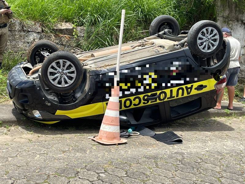 Aluna de autoescola capota carro durante prova de baliza em Criciúma — foto 1