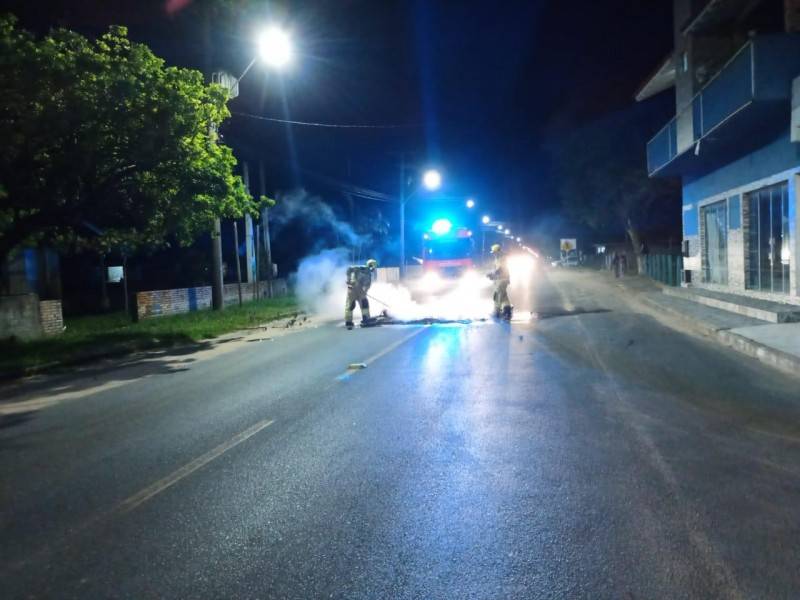 Moradores colocam fogo em rodovia como forma de protesto devido queixa de som alto — foto 1