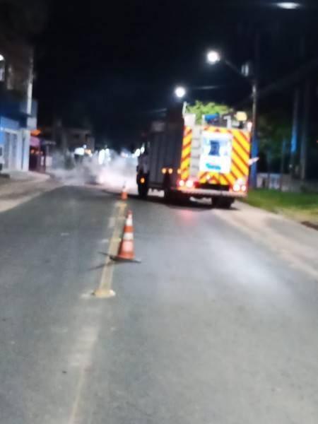 Moradores colocam fogo em rodovia como forma de protesto devido queixa de som alto — foto 2