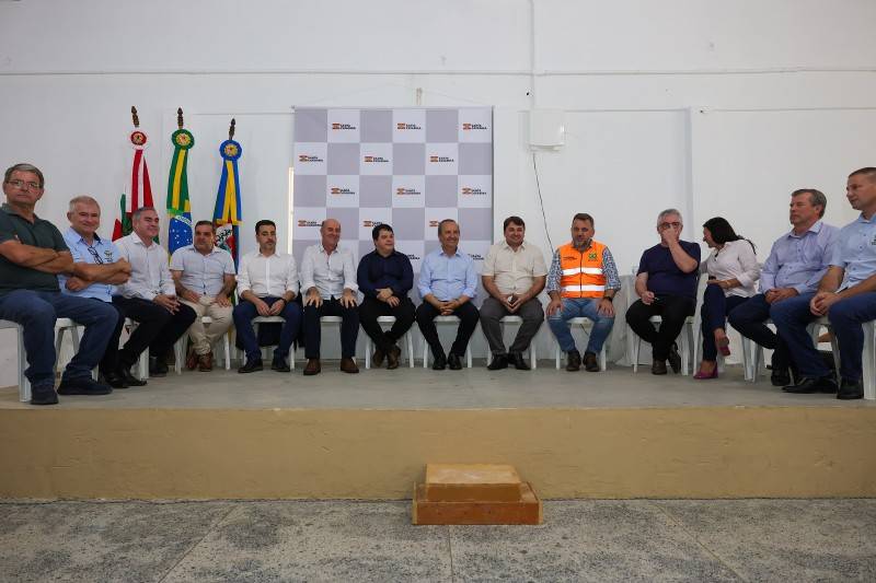 Governador entrega ordem de serviço para pavimentação da SC-108 entre Jacinto Machado e Praia Grande — foto 2