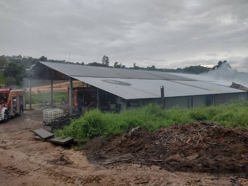 Orleans: incêndio em estufa de fumo causa prejuízo estimado de R$ 100 mil — foto 1