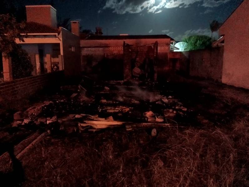 Balneário Gaivota: casa de madeira é destruída por incêndio — foto 1