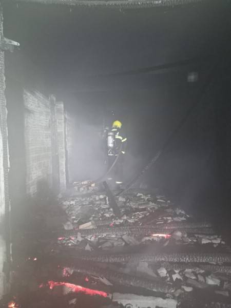 Criciúma: casa abandonada pega fogo no bairro Santo Antônio — foto 2