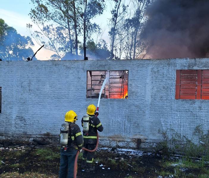 Bombeiros utilizam 50 mil litros de água durante incêndio em empresa de solventes em Forquilhinha — foto 1