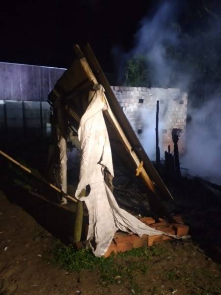 Casa de madeira é consumida por incêndio em Araranguá — foto 1