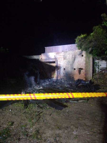 Casa de madeira é consumida por incêndio em Araranguá — foto 3