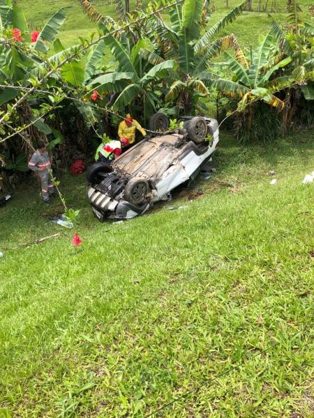 Cocal do Sul: carro sai da pista, colide em poste e capota na SC-108 — foto 1