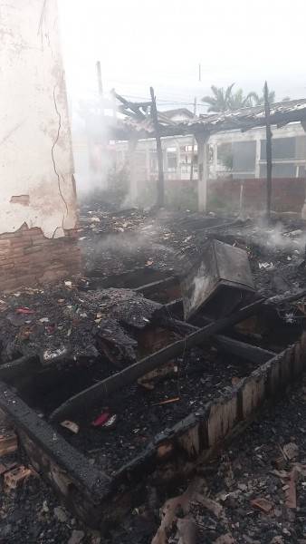 Incêndio destrói casa em Balneário Gaivota — foto 1