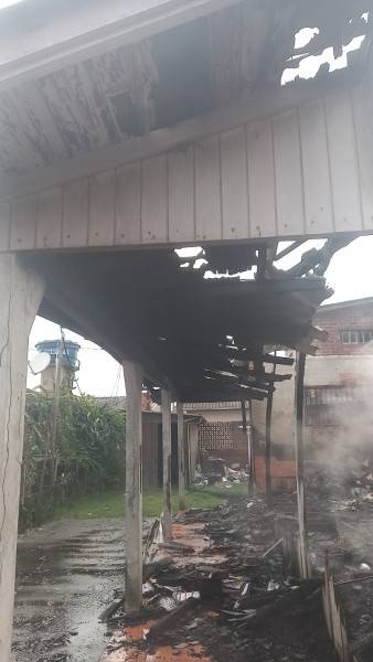 Incêndio destrói casa em Balneário Gaivota — foto 2