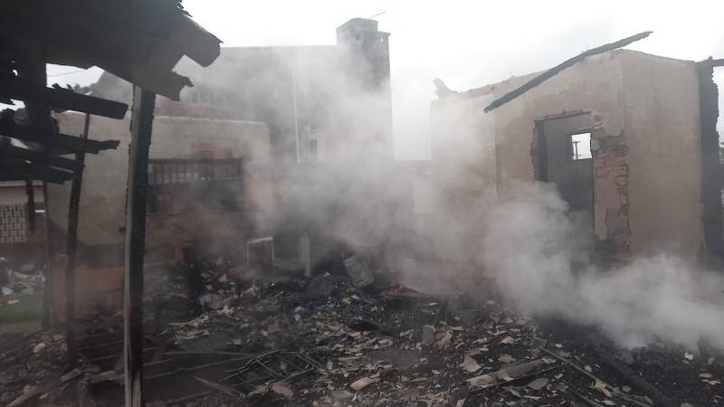 Incêndio destrói casa em Balneário Gaivota — foto 3
