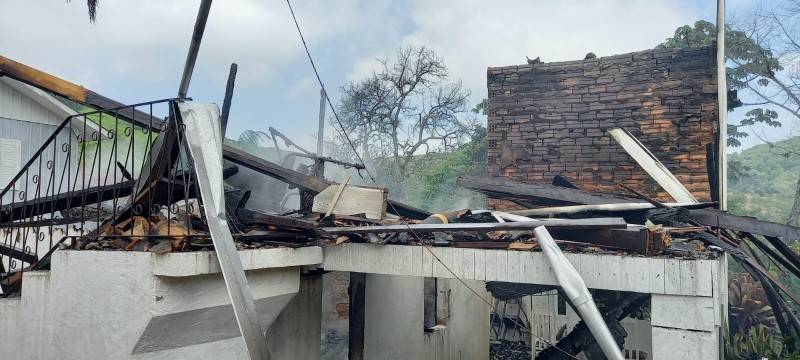 Casa é consumida por incêndio em Urussanga — foto 1