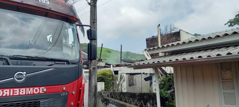 Casa é consumida por incêndio em Urussanga — foto 2