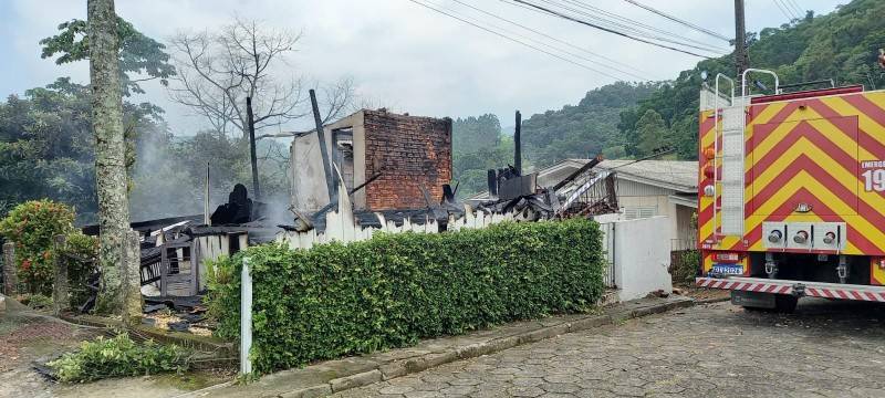 Casa é consumida por incêndio em Urussanga — foto 8
