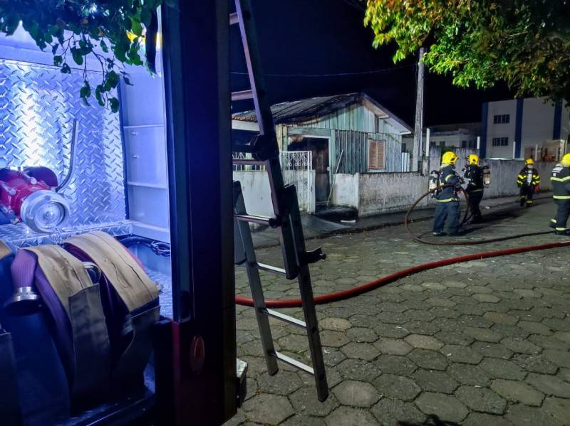 Imaruí: homem é preso suspeito de atear fogo em casa — foto 1