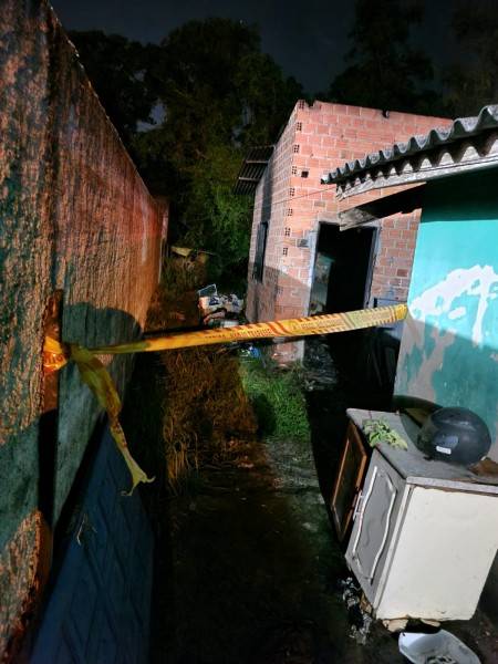 Araranguá: bombeiros combatem incêndio em imóvel e impedem fogo de atingir casa vizinha — foto 1