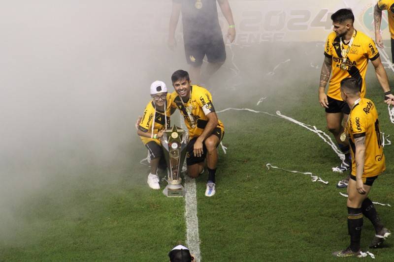 Galeria carvoeira: torcida do Criciúma enfrenta a chuva e comemora o título da Recopa Catarinense — foto 1