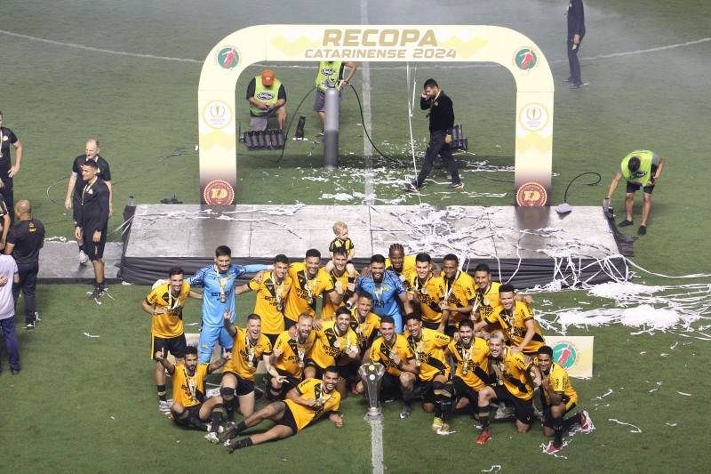 Galeria carvoeira: torcida do Criciúma enfrenta a chuva e comemora o título da Recopa Catarinense — foto 2