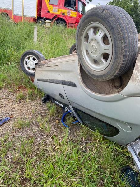 Saída de pista seguida de capotamento é registrada em Içara — foto 1
