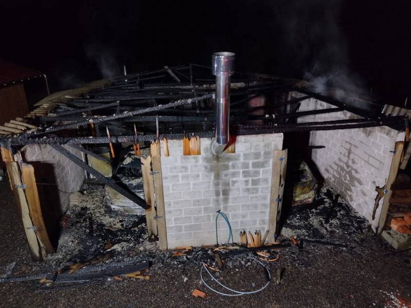 Orleans: incêndio em garagem destrói dois carros e uma motocicleta — foto 1