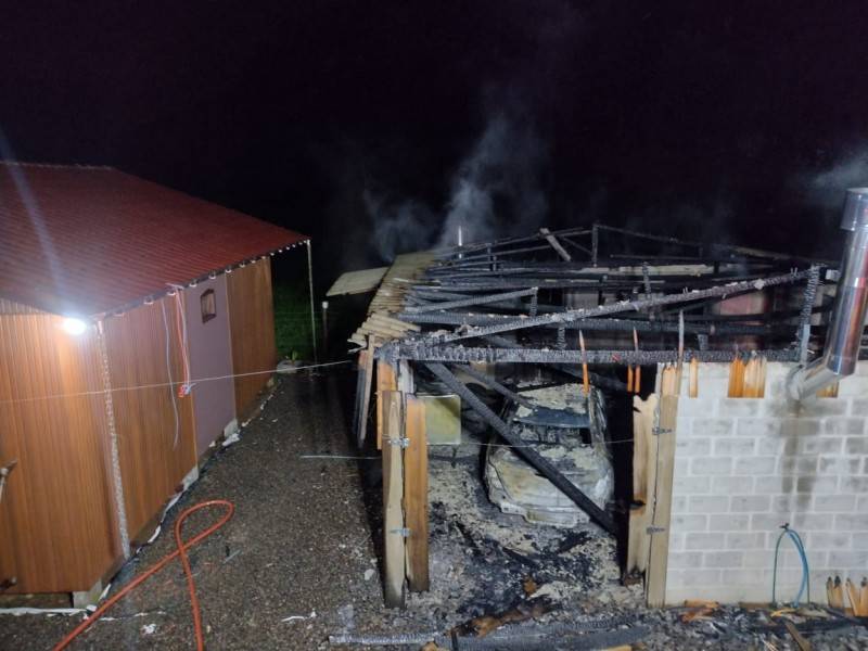 Orleans: incêndio em garagem destrói dois carros e uma motocicleta — foto 2