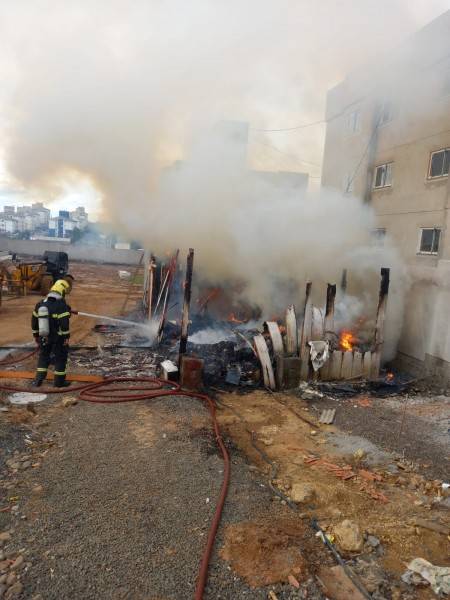 Incêndio destrói depósito de materiais em Içara — foto 1