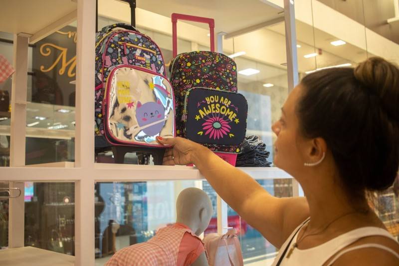 Em clima de volta às aulas, lojas apostam em material escolar e promoções no Criciúma Shopping — foto 1