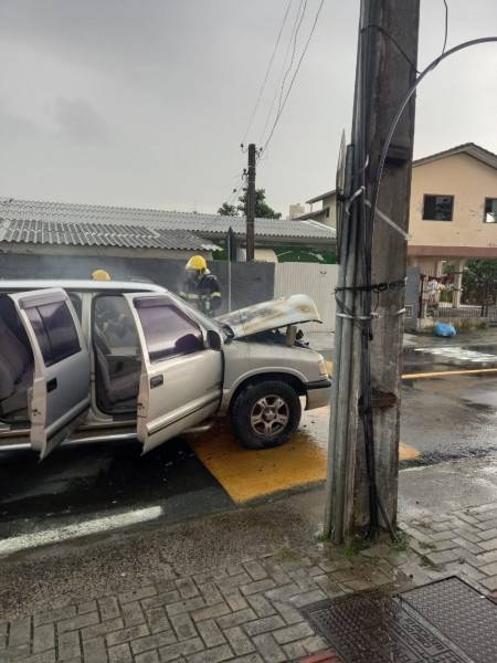 Caminhonete pega fogo no bairro Operária Nova em Criciúma — foto 1