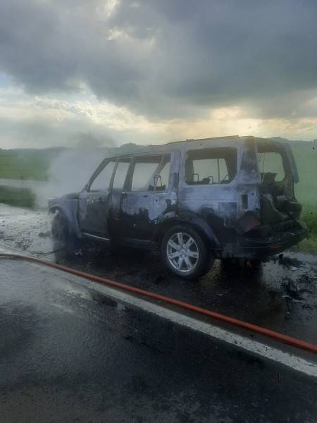 Veículo pega fogo na BR-101, em Passo de Torres — foto 1