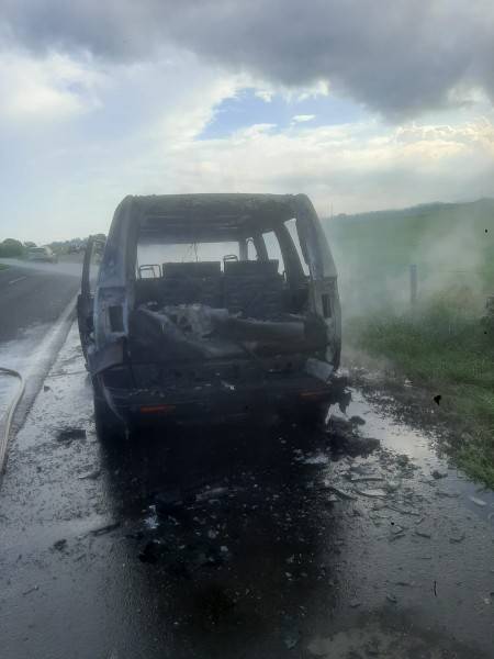 Veículo pega fogo na BR-101, em Passo de Torres — foto 2