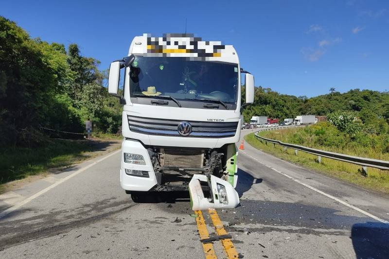 Passageira de carro morre após colisão com carreta na BR-282 em Rancho Queimado — foto 1