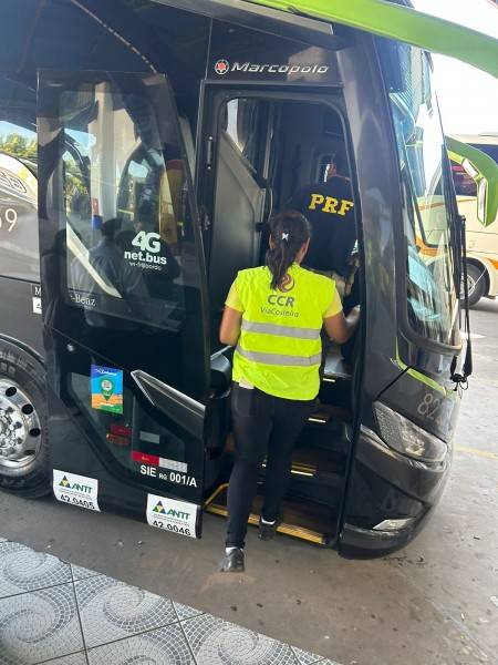 Ação orienta mais de 400 passageiros de ônibus sobre obrigatoriedade do uso do cinto de segurança — foto 1