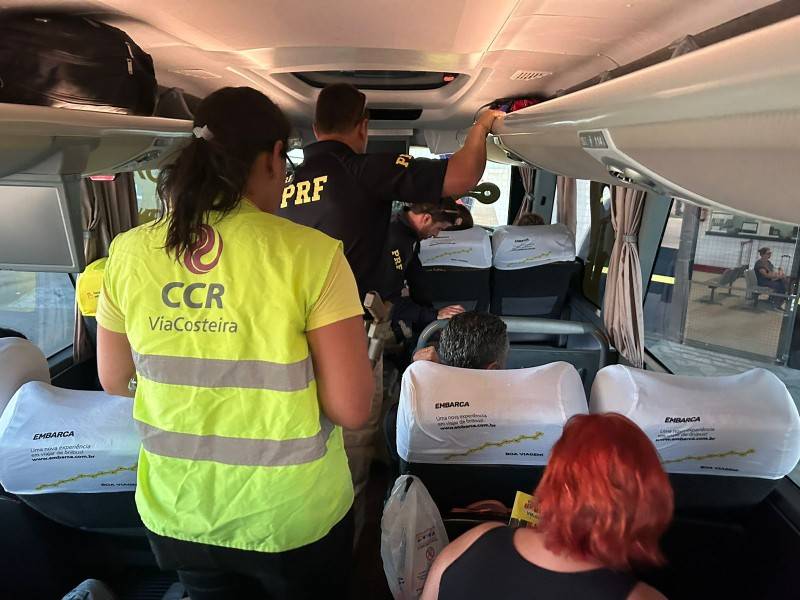 Ação orienta mais de 400 passageiros de ônibus sobre obrigatoriedade do uso do cinto de segurança — foto 2