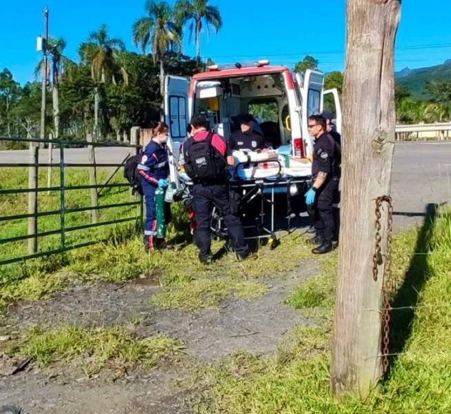Motociclista sofre queda e fica gravemente ferido em Lauro Müller — foto 1