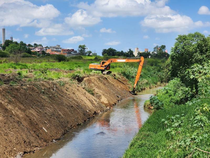Prefeitura intensifica desassoreamento do Rio Criciúma no bairro Paraíso — foto 1