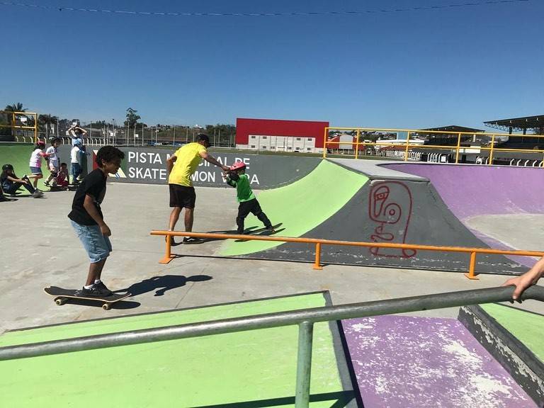 Cocal do Sul oferece aulas gratuitas de skate para crianças e adolescentes — foto 1
