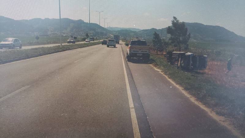 Motorista perde controle da direção e capota carro em Tubarão — foto 1