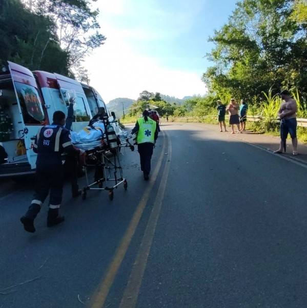 Motociclista é encaminhado ao hospital de helicóptero após queda em Grão-Pará — foto 1