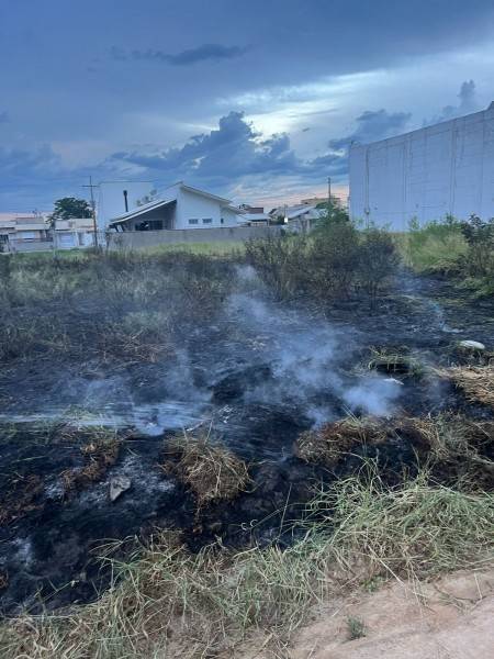Bombeiros Voluntários combatem incêndio em vegetação em Jaguaruna — foto 2