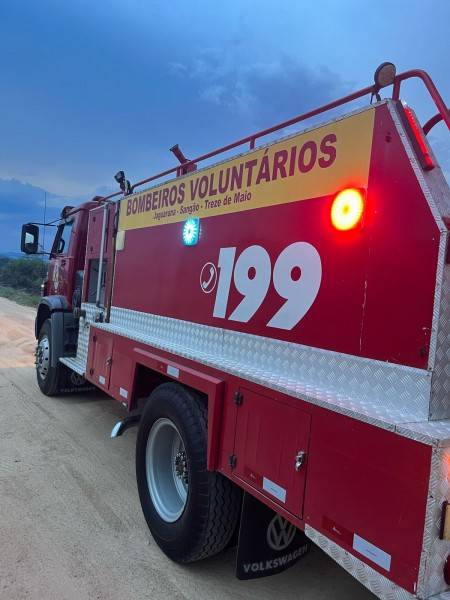 Bombeiros Voluntários combatem incêndio em vegetação em Jaguaruna — foto 4