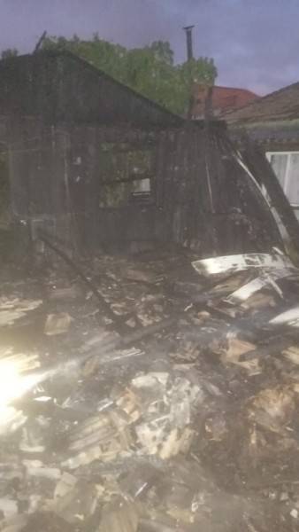 Homem morre durante incêndio em casa de madeira em Imbituba — foto 1